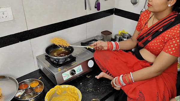 कोमल दिवाली पर नमकीन बना रही थी, देवर ने भाभी को गर्म जोश से ले लिया