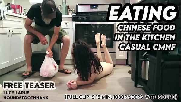 Makan Mie Di Dapur, Badan Bugil Santai