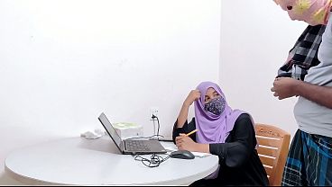 Bankir Cantik Berjilbab Digebukin Sama Petani Desa, Crot Di Mana-mana, Desi Chudai