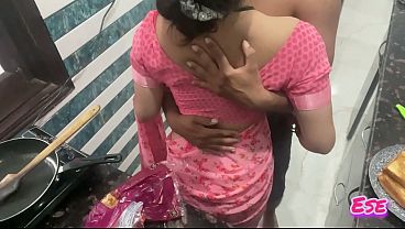 Desi Bhabhi Dapur Melengkung, Sambil Masak Dia Digaruk Kontol