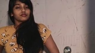 Desi Cewek Lagi Horny, Buka Baju Di Bawah Pancuran Kamar Mandi