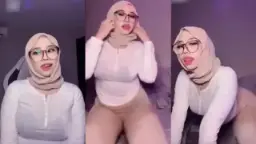 Hijab Goyang Binal, Pantat Minta Digoyang Lagi