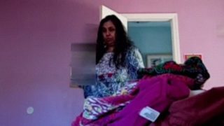 Mengintip Tante Desi Dewasa Ganti Baju Di Kamar, Bikin Makin Nafsu