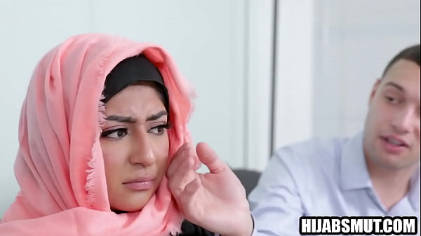 Gadis Hijab Terpaksa Ngentot Sama Bule Amerika, Nggak Ada Pilihan Lain.
