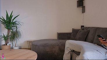 Ibu Tiri Lihat Kontol Anak Tiri Tegang Lagi Bersihin Kamar, Langsung Bantu Biar Pancut Di Pantat Montoknya.
