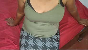 Wanita Asia Lagi Santai Sendirian, Tangannya Merayap Pelan Ke Selangkangan, Napas Mulai Berat.