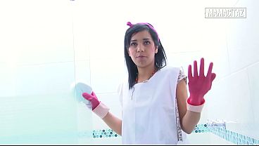 Babe Pembantu Hotel Pake Sarung Tangan Karet, Bungkukin Badan Sambil Ngelap Pancuran, Bikin Ngiler.