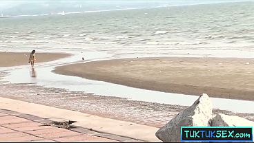 Gadis Thailand Dijemput Di Pantai, Digenjot Sampai Meraung Oleh Bule Kontol Gede.