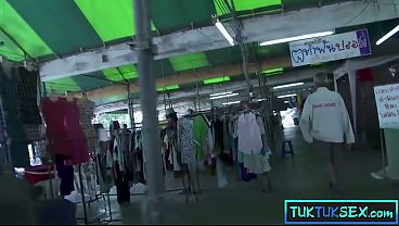 Lidahnya Yang Ditindik, Si Thai Milf Mungil Digarap Dua Bule.