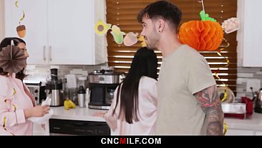 Ibu Tiri Marica Yang Seksi Langsung Diajarin Tradisi Bebas Pakai Keluarga.