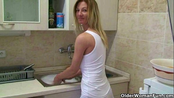 Mama Bikin Video Coli Di Rumah, Bikin Makin Panas.