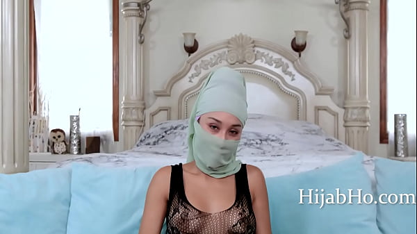 Ibu Tiri Berhijab Bikin Tenang – Cali Lee, Bikin Gelora