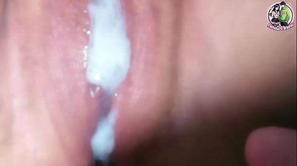 สาวไทยหีแตกตอนผัวไม่อยู่ โดนเย็ดคาหมัดน้ำแตกใส่หี Creampie แนวใหม่