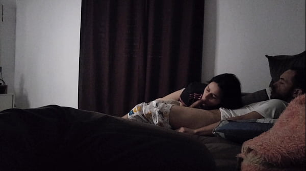 Tia Gatal Sengaja Atur Posisi Biar Bisa Rebahan Bareng Keponakan Di Sofa, Saling Gesekan Panas.