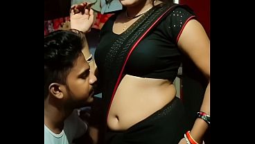 Buka Saree Desi Bhabhi, Pusar Basah Kena Jilat