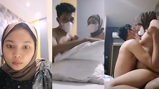 Jilbab Basah Kuyup Digoyang Pacar Sambil Ngewe Liar Di Kamar.