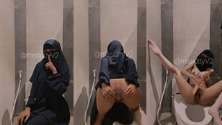 Ngentot Miss Lutty Jilbab Mesum Colmek Sampai Kejang Di Toilet Mall