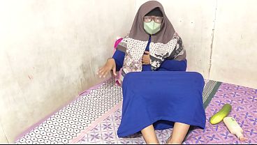Cewek Hijab Indonesia Lagi Mainin Memeknya Sendiri Sampe Basah