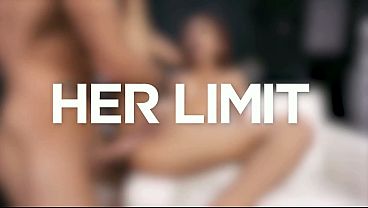 Cewek Asia Langsing Pake Lingerie Pink, Diminyaki Habis, Kontolnya Dimasukin Keras Di Lubang Pantat