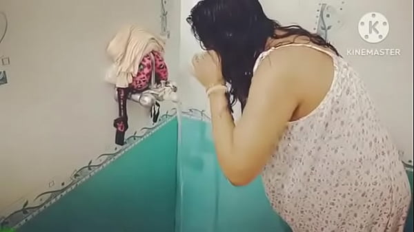 Desi Mandi Basah Kena Air, Badan Basah Kuyup, Ngentot Di Kamar Mandi.