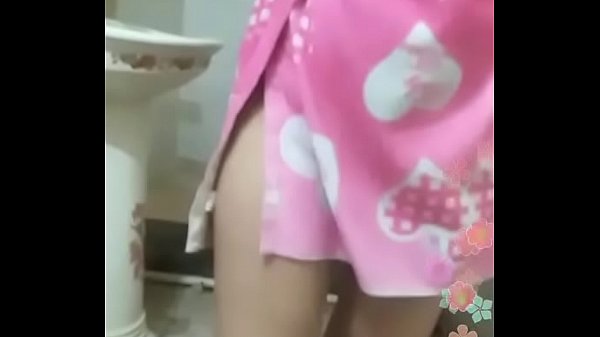 Desi Mandi Basah, Badan Mengkilap, Tangan Meraba Sendiri.