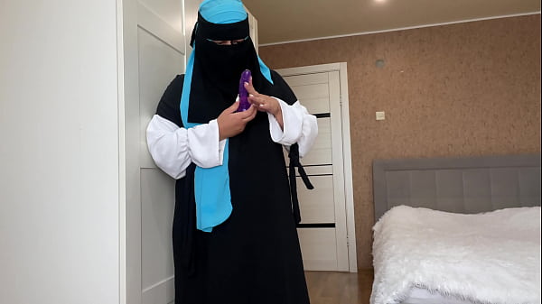 Istri Arab Berjilbab Lagi Bersih-bersih Nemu Mainan Sex, Langsung Makin Greget.